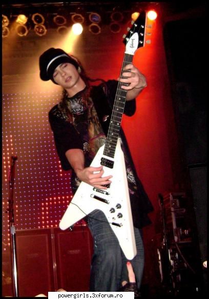 Tommytzu:> - e divin manca-lar puricii - Tom Kaulitz
